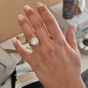 Μονόπετρο δαχτυλίδι με εκθαμβωτική κεντρική πέτρα Zircon και ρυθμιζόμενη γάμπα. Κωδικός: Ring022